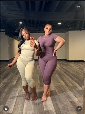 Red Seamless Short-Sleeve Capri Two-Piece Set